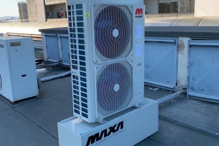 Unità esterna di una pompa di calore installata su un tetto piano Unità esterna di una pompa di calore installata su un tetto piano