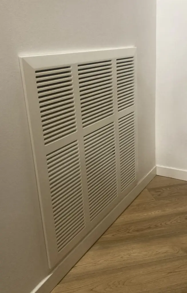 Griglia di un deumidificatore a incasso montata a parete Griglia di un deumidificatore a incasso montata a parete