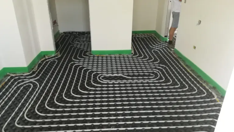 Impianto radiante a pavimento in posa, con i tubi stesi sui pannelli isolanti Impianto radiante a pavimento in posa, con i tubi stesi sui pannelli isolanti